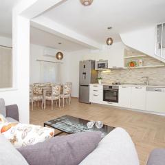 Three-Bedroom Holiday Home In Drvenik