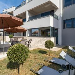 2 Bedroom Cozy Apartment In Zaton