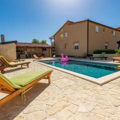 Six-Bedroom Holiday Home In Galovac