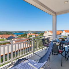3 Bedroom Nice Apartment In Milna