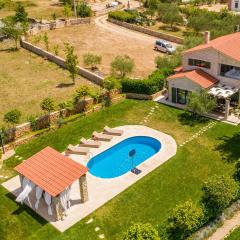 4 Bedroom Cozy Home In Linardici