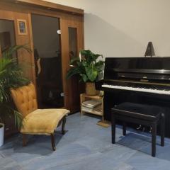 Chambre avec grand bureau sdb partagée