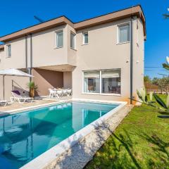3 Bedroom Beautiful Home In Segotici