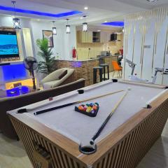 Exquisite and Cozy 3-bedroom Apt with hot-tub, WiFi, DSTV, and Inverter Power Backup