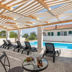 Stunning Home In Lun With Wifi