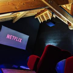 LE COCON l'unique expérience Cinéma room de la Grange Savoyarde 1km du Lac d'Annecy