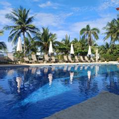 Apartamento de Lujo en Playa Jacó, Frente al Mar, Wifi, AC, Parqueo Privado y Piscinas