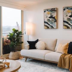 Lakeside 3-Bed Apartment with Jacuzzi
