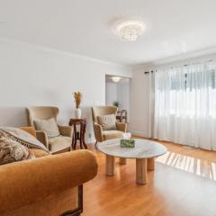 Spacious Mountain View Duplex in Prime Location Duplex