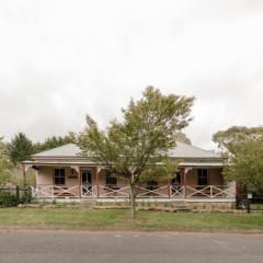 Larsens Cottage 2 - Historic 1880 Home