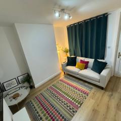 Levenshulme 2 Bed House - sleeps 6 - Free Parking!