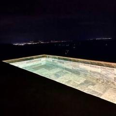 Cabaña con piscina y vista al mar