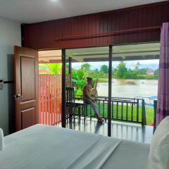 Lao Long Riverside and Budget Garden Guesthouse