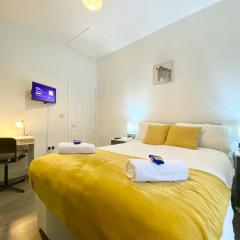 EMERALD LIVING - Stoke-on-Trent Central, close to Water World & Alton Towers, with free parking!