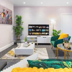 Immaculate 2BR London Flat with King Bed-Parking Available-Sleeps 6-20 Percent OFF Off Long Stays! Perfect for Families, Contractors & Couples!