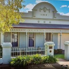 Cheerful 2 bedroom townhouse with secure parking