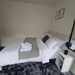 Private Room & En-Suite Bathroom - Long Term Stays & Contractors Welcomed