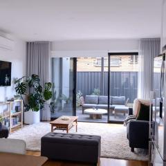 Luxe Altona Haven - Executive 3BR Family Townhouse
