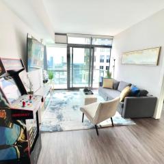 Skyline Retreat Penthouse, Top Floor, Year round Pool, City View!