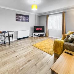 Stylish Apartment Near Heathrow, Skyline Views