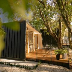 Blisku do Gradot - Riverfront Luxury Cabins