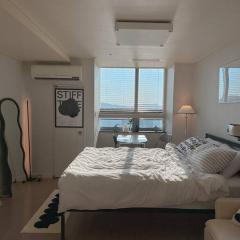 monoroom sillim station 3min, high floor view, gangnam station, hongdae station 20min, airport bus stop 7min, bedding