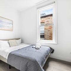 Rustic Double Room - Central Location in Kensington - Shared Bathroom