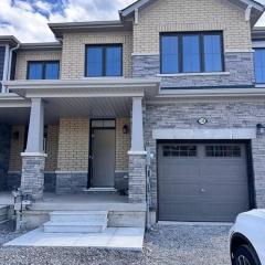 New 3 BR Home Near Falls with King Bed 75 Inch TV and Parking