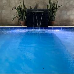 Habitación y piscina en casa compartida