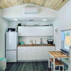 Bo360 Tiny House Unique Country Retreat with Hot Tub