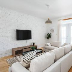 Chic Mile-End 3BR Getaway - Free Parking, Sleeps 8