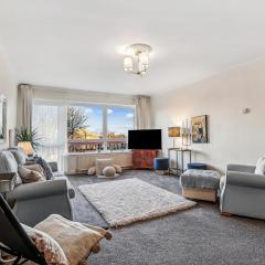 2-Bed spacious Flat-2-minute walk to tube station