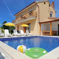 3 Bedroom Beautiful Home In Muntic