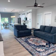 Adorable cottage near Sports Complex OWA beaches shopping restaurants mini golf Central to all the fun Foley has to offer King bed