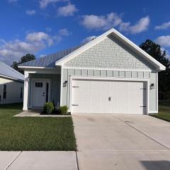Adorable cottage near Sports Complex OWA beaches shopping Central to all the fun Foley has to offer King Bed