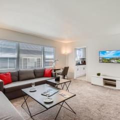 Walk to Beach - KING Apt In #1 Area - AC