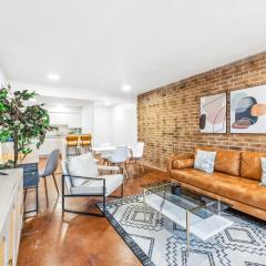 Heart of SoCo 2BR and 1BR King Suites with Free Parking, Pool, and Laundry Center