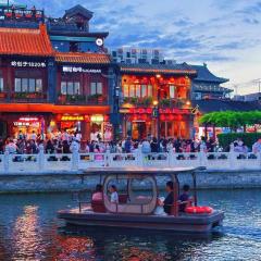 Happy Dragon Imperial Garden Courtyard --Newly renovated French Window with garden view, Close to Lama Temple Forbidden City&Subway Nearby &free coffee & Free laundry&English speaking with tour services &Free WiFi unlimited for Western software