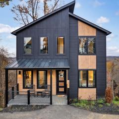 New Luxurious 4Bd 5B Ensuite Cabin with Indoor Pool, HotTub, Theater and Game Room, Spring Deal