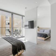 Carrara Eurocity - Luxury Family Apartment with Resort Style Pool - Children stay for Free
