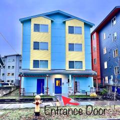 Private Room with Shared Bathroom with Another Unit, 10 Minutes Walk to University of Washington