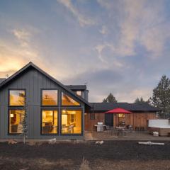 The Gem Estate by AvantStay Modern Farmhouse w Lavender Fields Hot Tub