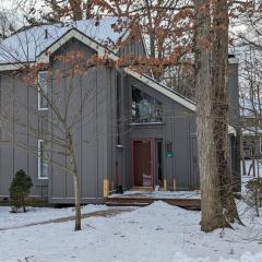 Frost Hollow by AvantStay Deck w Grill Game Room Loft