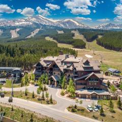 Twin Chutes by AvantStay Beautiful Ski in Ski out Condo w access to Hot Tub Gym