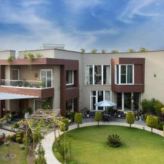 StayVista at Meeraas with Balcony, Heater & Lawn