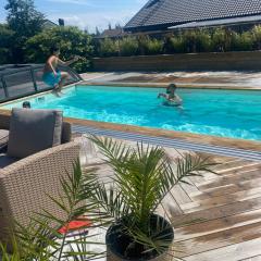 Stan- och strandnära poolvilla.
