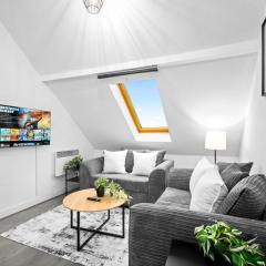 Modern Apartment - Accommodates 4 - On Street Parking Available 2CR