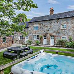 School House, cosy cottage for 12 with hot tub in the Peak District