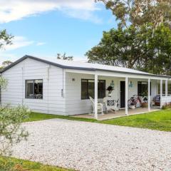 Callala Bay Gem - Jervis Bay - Pet Friendly Getaway with Spa