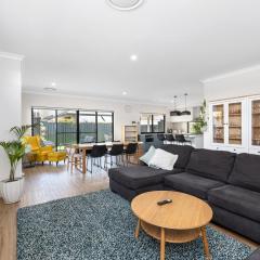 Family Friendly Close 2 Airport, Optus, Crown & City